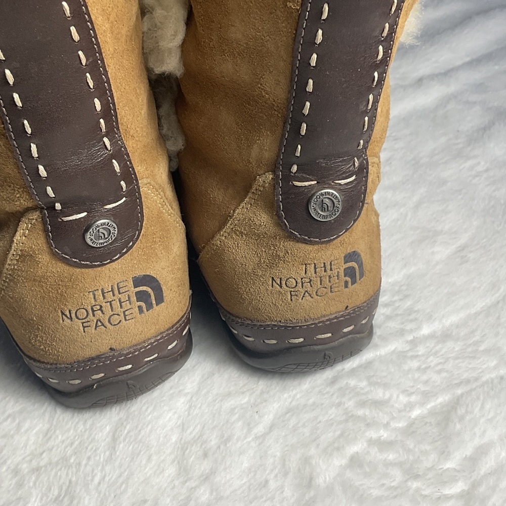 The North Face Tan and Cream Winter Boots with snowflakes - Picture 5 of 9